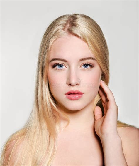Portret Van Een Mooi Blonde Jonge Vrouw Gezicht Spa Modelmeisje Met Verse Schone Huid Op Een