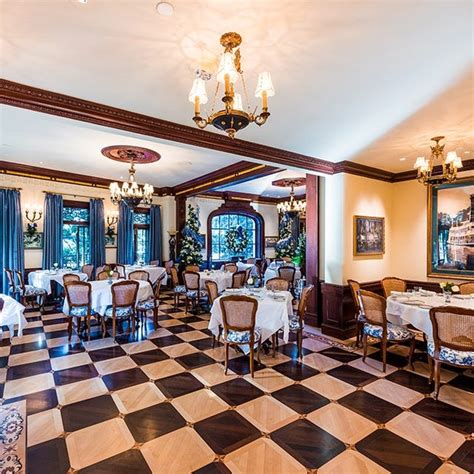 The 15 Best Restaurants In Disneyland - Where To Eat In Disneyland