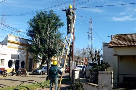 Corrientes Un operario de la Dpec cayó de la escalera mientras