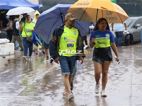 Ni la lluvia los detuvo Hinchas del Olancho sorprenden con histórica