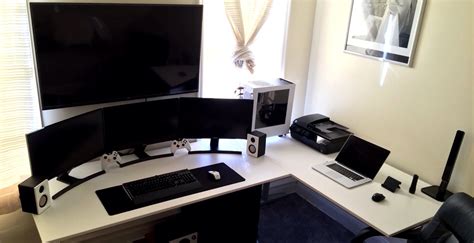 Triple monitor setup Computer Desk Setup, Pc Desk, Gaming Room Setup ...