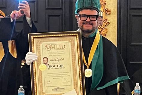 Aleks Syntek recibe doctorado Honoris Causa y desata divertida polémica