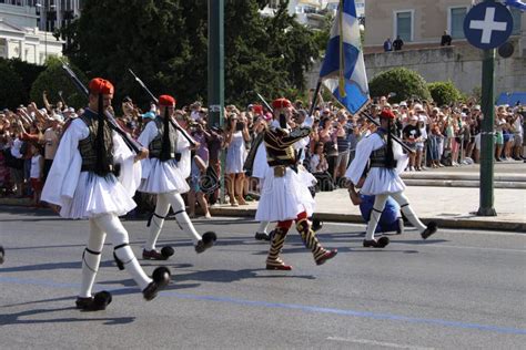 Soldados Griegos Marchando En La Ceremonia Del Cambio De Guardia En El