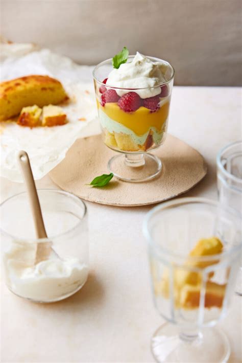 Advocaat Trifle Met Citroencake Basilicumyoghurt Delicious Magazine