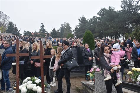 Gmina Gniezno Tłumy na procesji w Strzyżewie Kościelnym Na cmentarzu