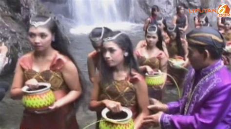 Video Tradisi Siraman Perjaka Dan Perawan Di Air Terjun Sedudo News