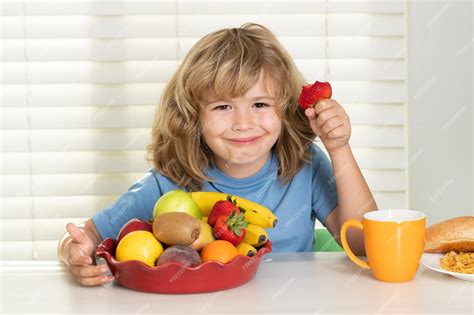 Niño Con Frutas De Verano De Fresa Niño Come Alimentos Orgánicos