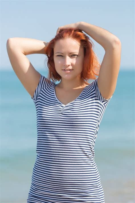 Dziewczyna na plaży zdjęcie stock Obraz złożonej z bikini