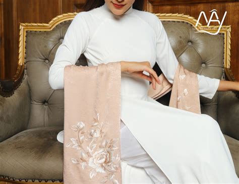 Khăn lụa Bảo Lộc màu nude dệt họa tiết hoa sen Quà tặng đối tác cao cấp