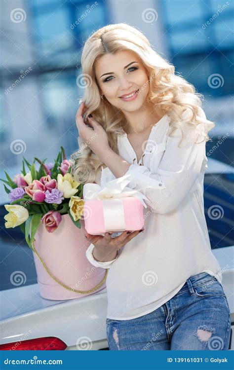 Mooi Jong Blonde Met Golvend Haar In Openlucht Met Een Groot Boeket Van Bloemen Op Een Heldere