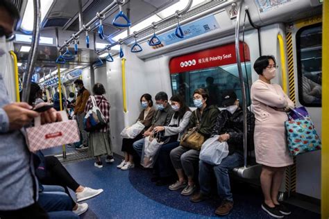 Lelaki Selamba Buang Air Kecil Dalam Gerabak Komuter