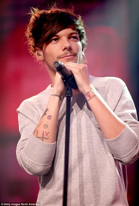 One Direction S Louis Tomlinson Parts Ways With Management Company