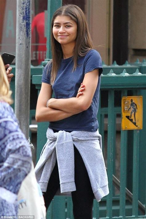 Zendaya Steps Out In Leggings And A T Shirt For Solo Stroll In Nyc Zendaya Outfits Casual