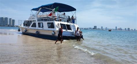 Encalla Barco Con Turismo En La Isla De Venados En Mazatl N Al