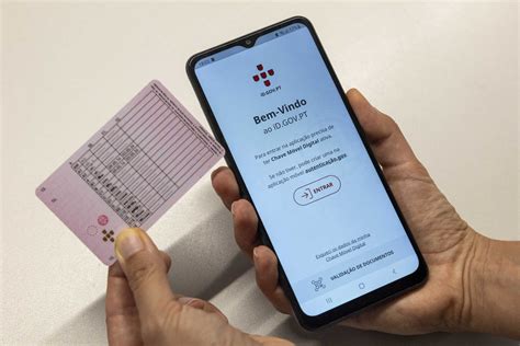 Carta de condução e cartão de cidadão no telemóvel já têm o mesmo valor