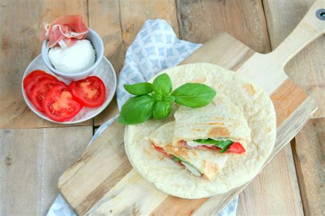 Piadina Italiaans Platbrood Met Mozzarella Tomaat En Rauwe Ham