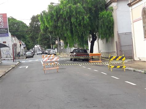 Problema Recorrente Buraco Se Abre E Interdita Rua Episcopal São