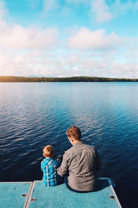 Dia Do Pai E Do Filho Um Pai E Seu Filho Jovens Pescando No Lago