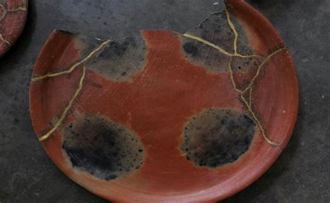 El arte de reparar un comal con oro gracias al arte japonés kintsugi