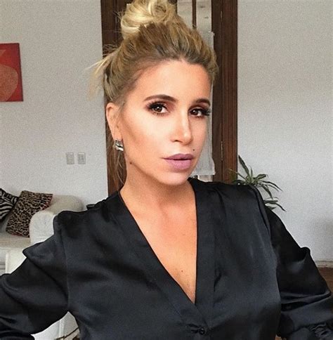 En medio del revuelo por el poliamor Florencia Peña compartió una selfie ultra hot desde la