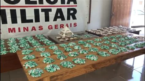 Dupla é presa quase 6 300 papelotes de cocaína e mais de R 26 mil