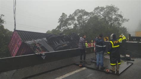 Carreta Tomba Sobre Van E Mata Pelo Menos Seis Pessoas Na BR 376 Em