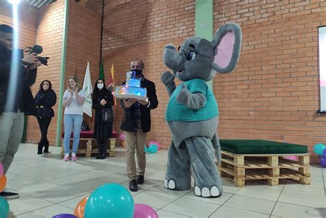 Alunos Da Rede Estadual Interagem Mascote Da Plataforma Elefante