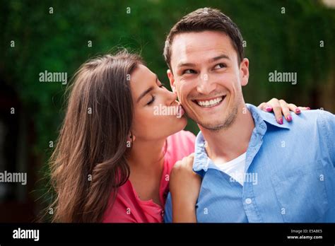 Femme Embrassant Son Petit Ami Banque De Photographies Et Dimages