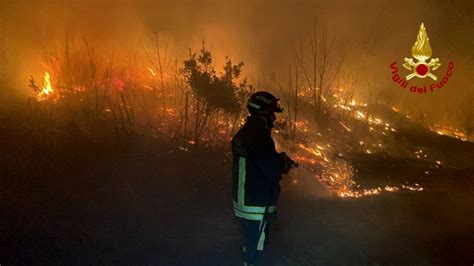 Maxi Incendio Divora 40 Ettari Di Vegetazione Nel Varesotto Case