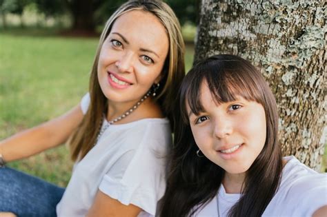 Retrato De Madre E Hija Latina En El Parque Foto Premium