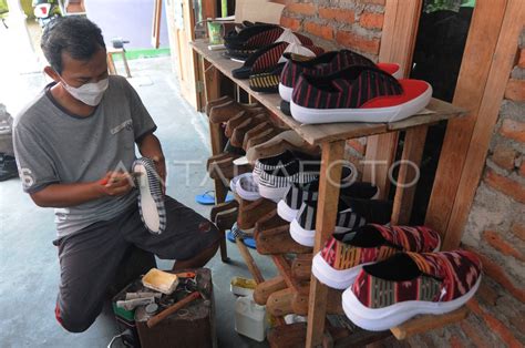 Kerajinan Sepatu Motif Kain Lurik Antara Foto