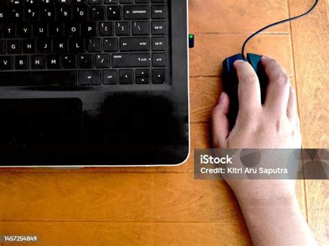 tangan menggunakan mouse  laptop foto stok  gambar