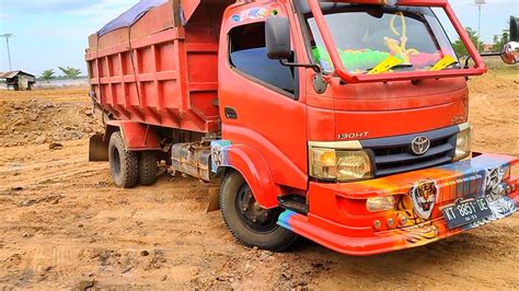 Dump Truk Mobil Truk Toyota Dyna Ht Jomplang Muatan Tanah Timbunan