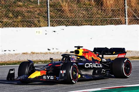 レッドブルf1の2022年型『rb18』の実車がバルセロナテストに登場。フェルスタッペンが走行 F1 Autosport Web