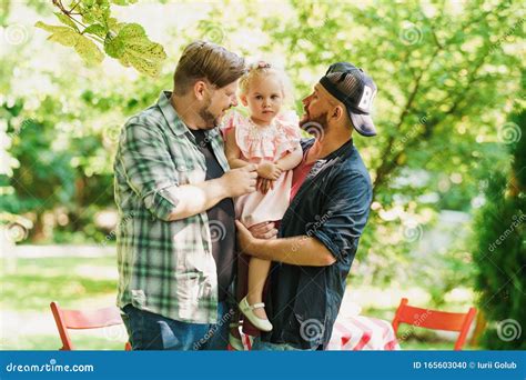 Padres Gay Con Su Hija En El Parque Foto De Archivo Imagen De Enlace Parque 165603040