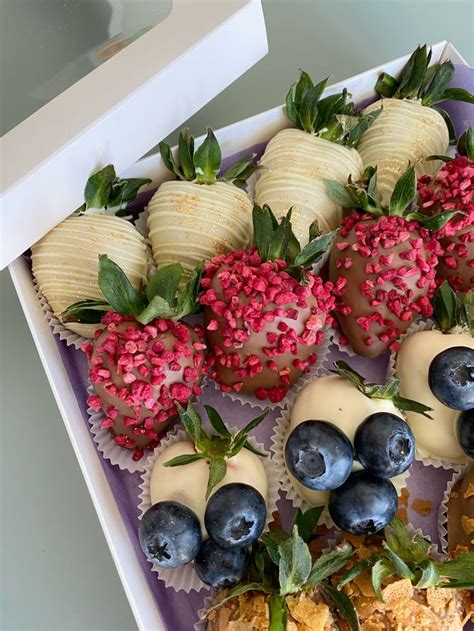 Клубника в шоколаде в 2024 г | Клубника в шоколаде, Клубника, Подарки ...