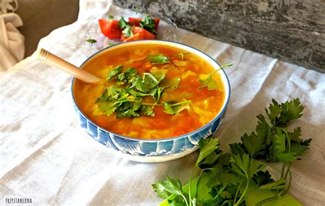 Zupa z czerwonej soczewicy i młodej kapusty Curlybaking