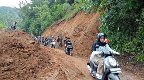 Longsor Sempat Akibatkan Macet Parah Di Jalan Lintas Curup Lebong