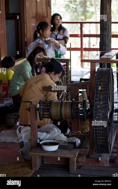 Myanmar Hand Loom Womanthe Padaung People Are One Of The Many Minority