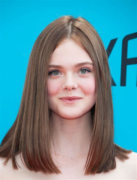 Elle Fanning Muda Visual E Adota Ao Tom Castanho E Fios Mais Curtos