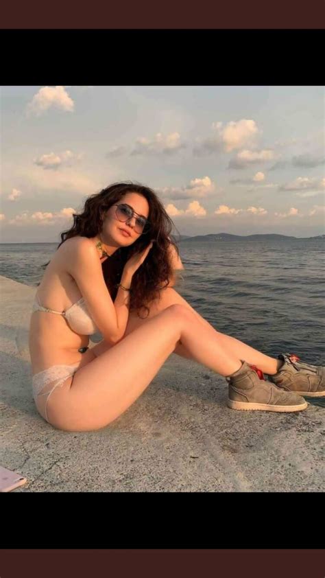 7 Hot Sexy Ezgi Senler Bikini Pics