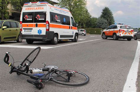 Drammatico Incidente Sulla Domiziana Auto Investe Padre E Figlio In