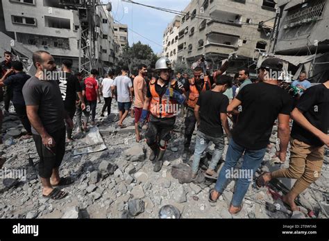 Los Palestinos Inspeccionan Los Da Os Tras Un Ataque A Reo Israel