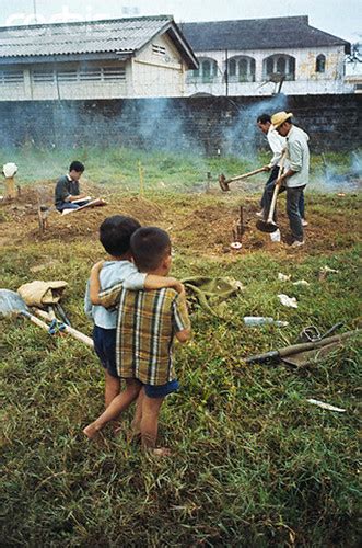 09 Feb 1968 Hue South Vietnam Two Vietnamese Men Hoe Flickr