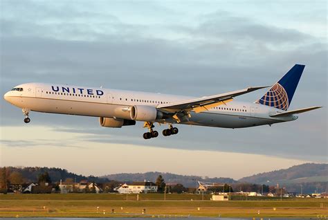 N United Airlines Boeing Er N Cn Flickr