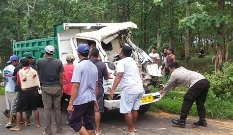 Dump Truck Ringsek Usai Tabrak Honda Jazz Di Tuban