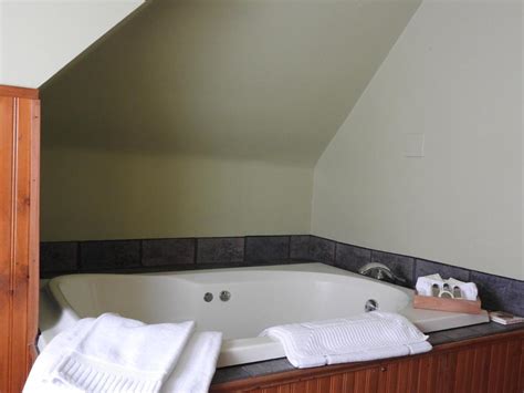 Romantic Hotels with Jacuzzi in room in Champaign ️ 2025