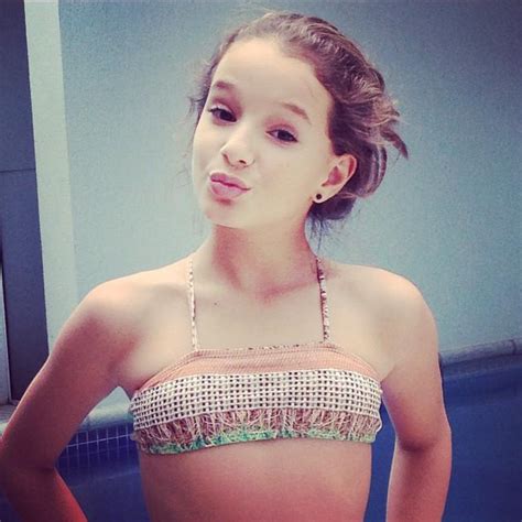 9 Hot Sexy Kiria Malheiros Bikini Pics