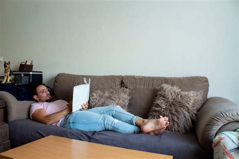 Chico Gay Transexual Leyendo Un Libro En Casa Imagen De Archivo Imagen De Lifestyle Pelo