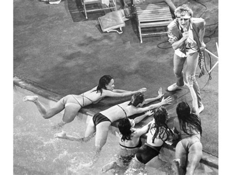 Hot Sexy Peggy Lennon Bikini Pics